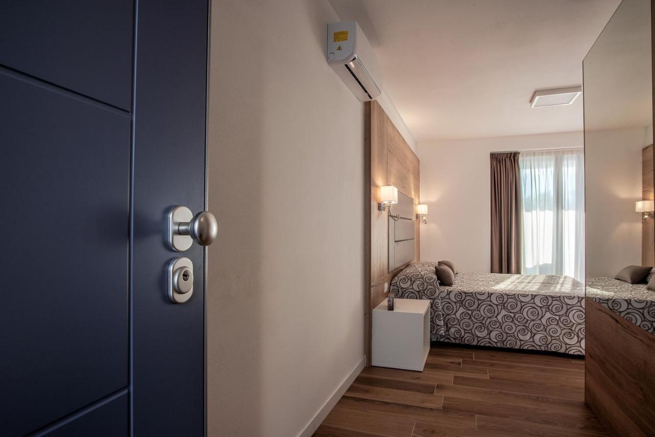 Aparthotel Miramare Grado Exteriör bild