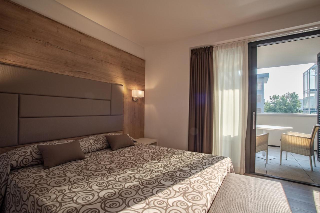 Aparthotel Miramare Grado Exteriör bild
